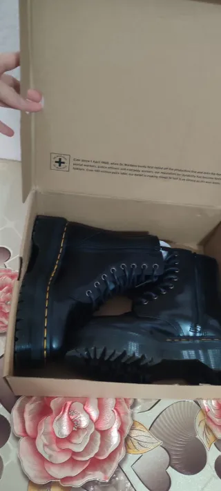 Botas Dr. Martens de cuero negras, un solo uso.