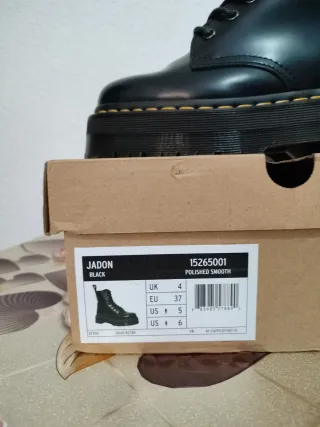 Botas Dr. Martens de cuero negras, un solo uso.