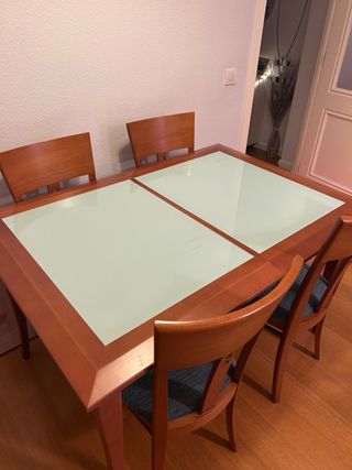 Mesa extensible nogal y 4 sillas