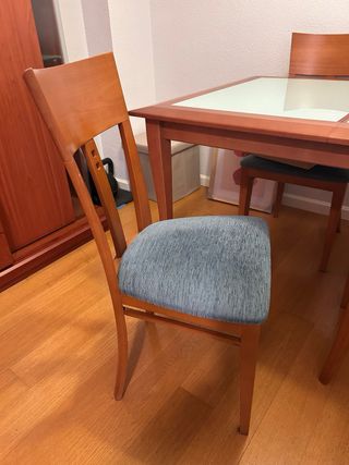 Mesa extensible nogal y 4 sillas