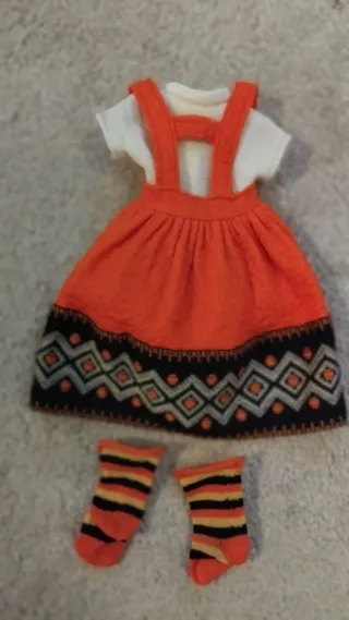 Conjunto de Muñeca Lesly: Vestido y Calcetines