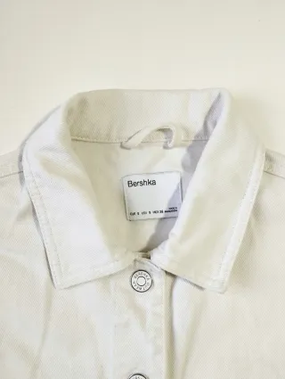 Chaqueta vaquera corta Bershka blanca