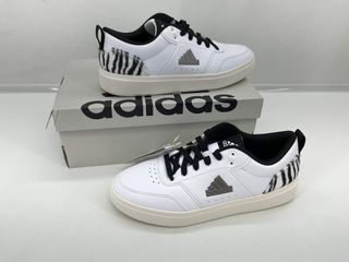Zapatillas Adidas Blancas y Negras con Diseño Anim