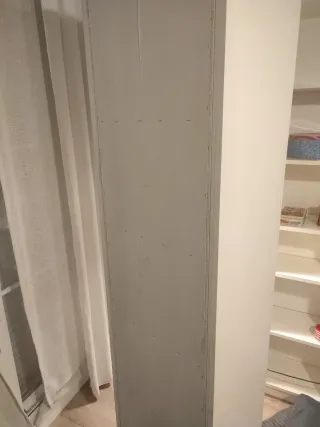 Librería estantería de pino lacada en blanco.