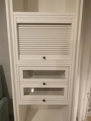 Librería estantería de pino lacada en blanco.