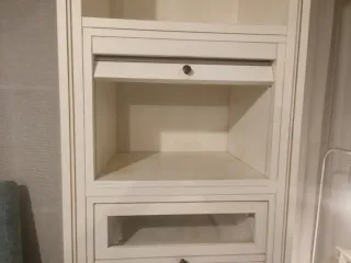 Librería estantería de pino lacada en blanco.