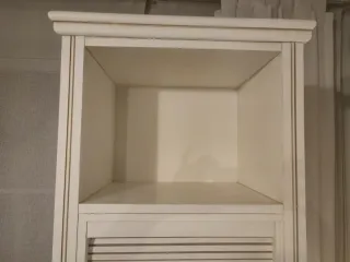 Librería estantería de pino lacada en blanco.