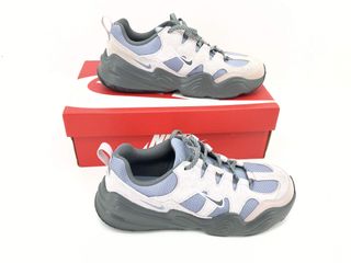 Zapatillas Nike grises y rosas