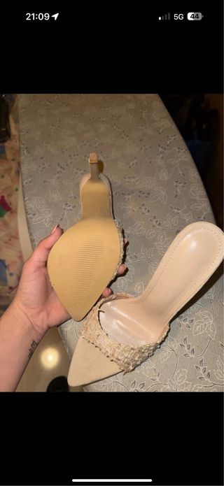 Zapatos de tacón beige