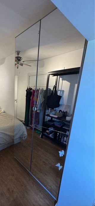 Armario de 3 metros aprox con puertas de cristal