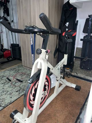 Conjunto de máquinas de gimnasio.