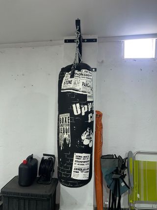 Conjunto de máquinas de gimnasio.