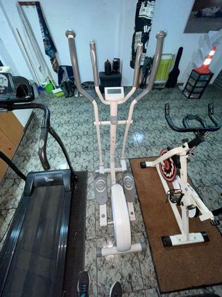 Conjunto de máquinas de gimnasio.