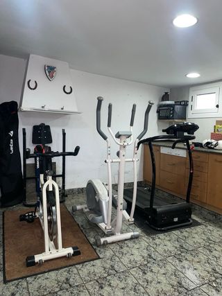 Conjunto de máquinas de gimnasio.