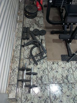 Conjunto de máquinas de gimnasio.