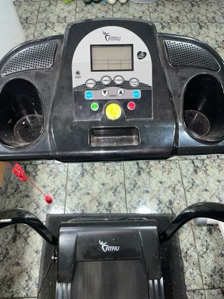 Conjunto de máquinas de gimnasio.