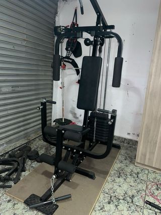 Conjunto de máquinas de gimnasio.