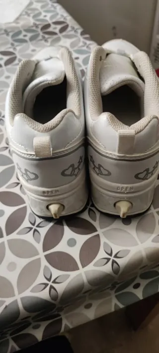 Zapatillas con ruedas blancas
