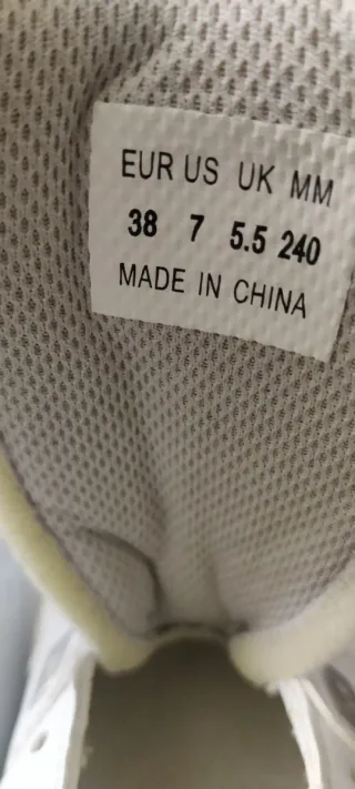 Zapatillas con ruedas blancas