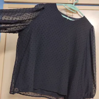 Blusa negra de fiesta con manga abullonada