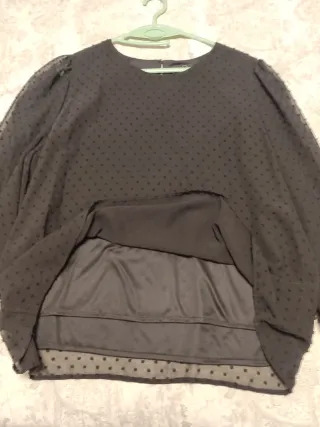 Blusa negra de fiesta con manga abullonada