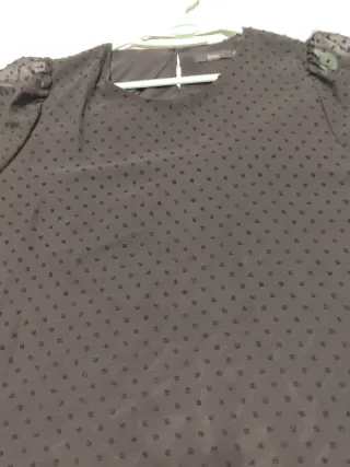 Blusa negra de fiesta con manga abullonada