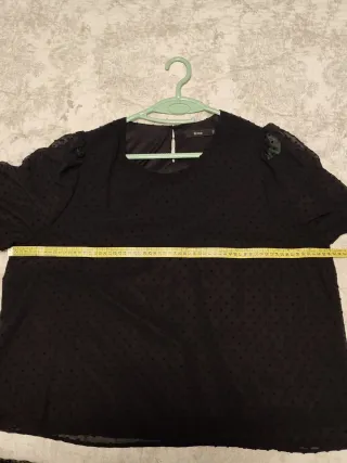 Blusa negra de fiesta con manga abullonada