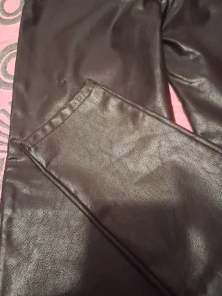 Pantalón de cuero negro