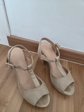 Zapatos de tacón beige mujer