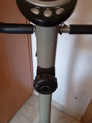 Bicicleta Estática Gris y Negra