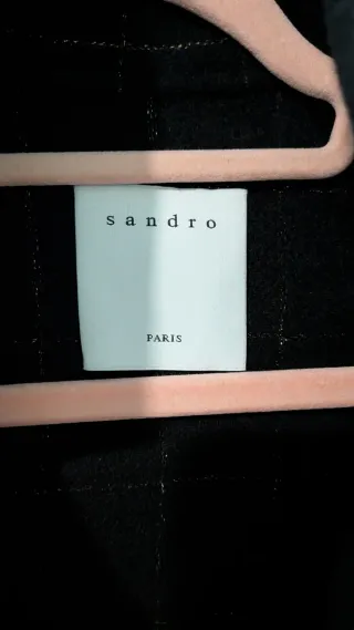 Abrigo Sandro cuadros negro y dorado