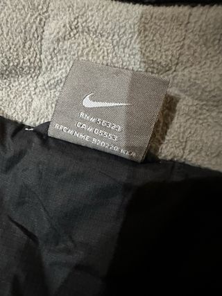 Chaqueta Nike Acolchada Negra Bordada