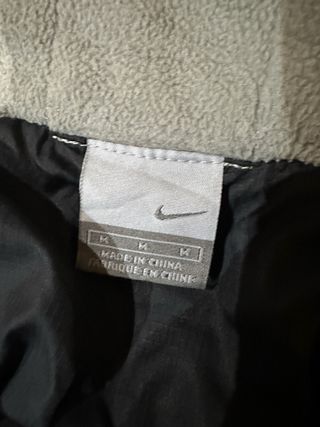 Chaqueta Nike Acolchada Negra Bordada