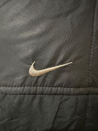 Chaqueta Nike Acolchada Negra Bordada