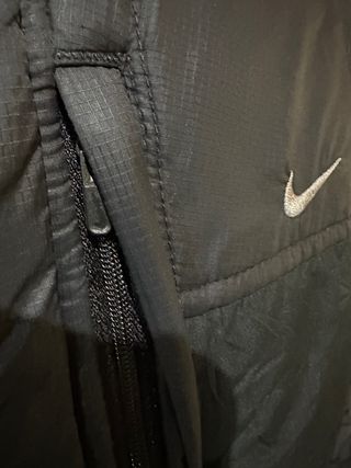 Chaqueta Nike Acolchada Negra Bordada