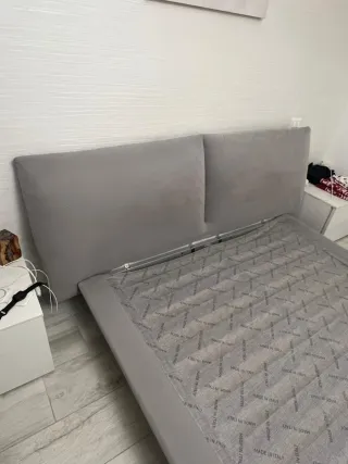 Letto matrimoniale grigio con piedini trasparenti
