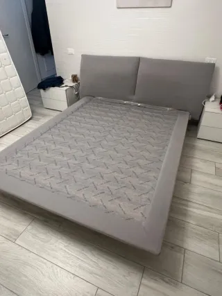 Letto matrimoniale grigio con piedini trasparenti