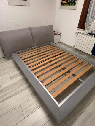 Letto matrimoniale grigio con piedini trasparenti