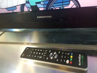 TV Grundig 32 Negra y Plateada,