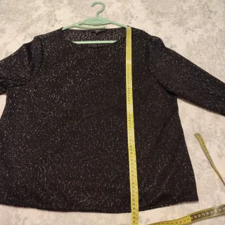 Suéter negro con hilo dorado Talla 48