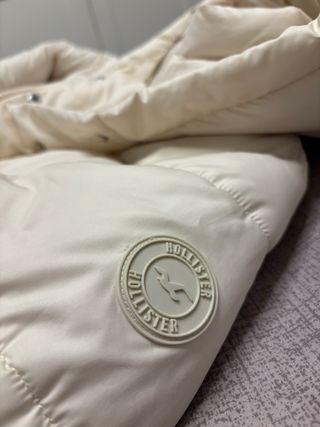 Abrigo plumífero largo beige Hollister