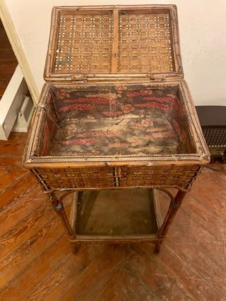 Costurero antiguo de mimbre y bambú