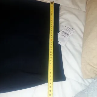 Pantalón negro acampanado