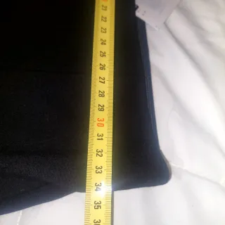 Pantalón negro acampanado