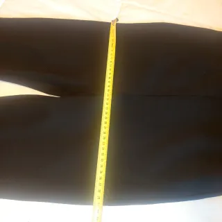 Pantalón negro acampanado