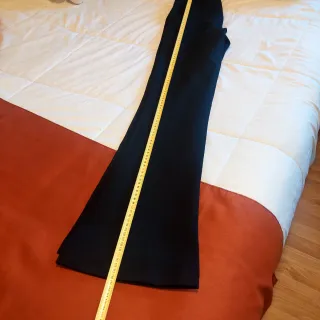 Pantalón negro acampanado