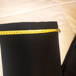 Pantalón negro acampanado