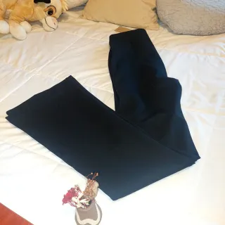 Pantalón negro acampanado