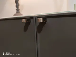 Aparador salón gris y blanco Ikea