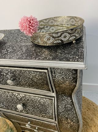 Cómoda cajones madera y pan de plata